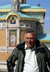 Dr. Budesheim vor der orthodoxen Kirche auf der Mathildenhöhe in Darmstadt