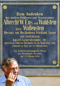 Dr. Budesheim vor der Plakette für Albrecht von Wallenstein in Böhmen